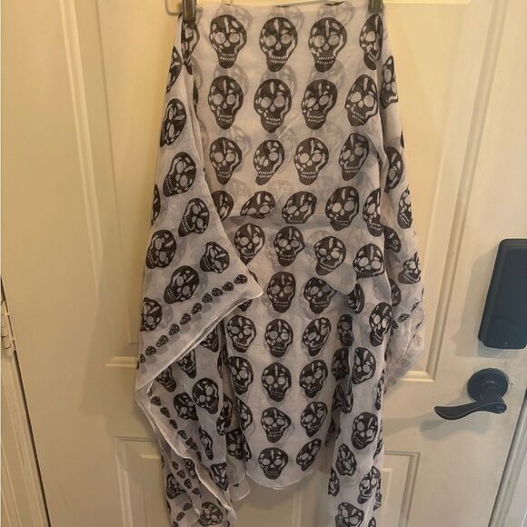 Chic Skull Print Scarf in White and Black - Picture 4 of 5